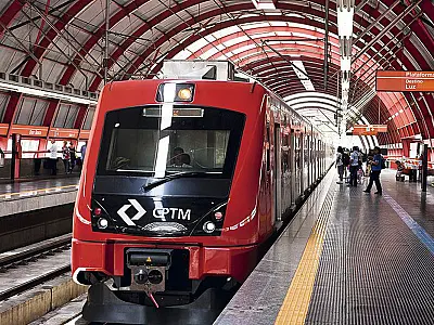 Linha 9-Esmeralda de trens tem falha elétrica e três estações fechadas em horário de pico em SP