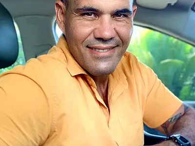 Juliano Cazarré rebate críticas por postura em premiação e diz ter posicionamento conservador
