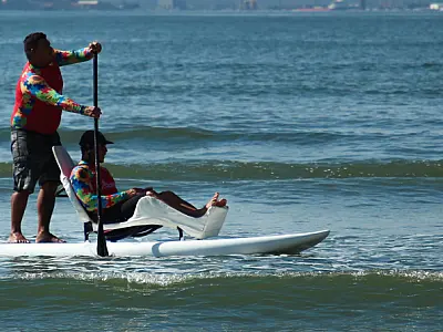 Surf Inclusivo mergulha no Itararé e conecta pessoas com deficiência ao mar de São Vicente