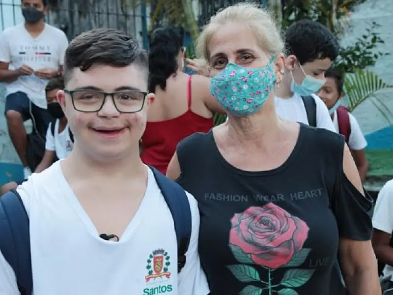 Giovanni, um adolescente santista ligado na escola, paqueras, futebol e planos de trabalho