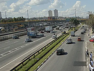 Tiradentes: 1,6 milhão de veículos devem sair de SP por rodovias