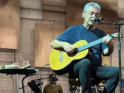 Samba de Chico Buarque afasta mutreta, e músico sai ovacionado de estreia de show em São Paulo