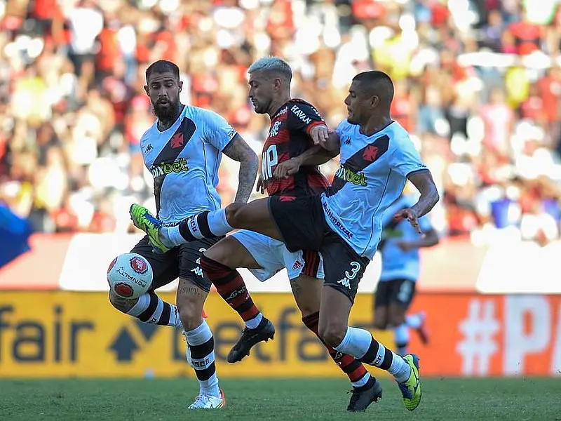 Vasco e Flamengo se enfrentam em busca de vaga na final do Carioca