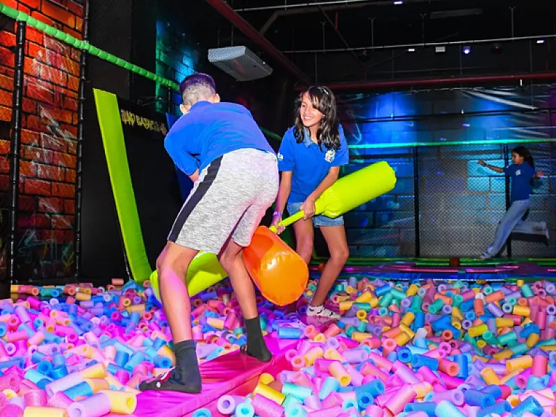 Criançada estreia novo parque de trampolins em São Vicente