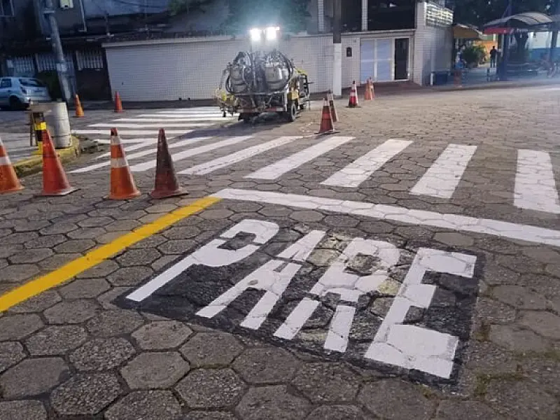 Equipes de manutenção viária executam serviços de revitalização de sinalização em Cubatão