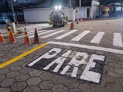 Equipes de manutenção viária executam serviços de revitalização de sinalização em Cubatão
