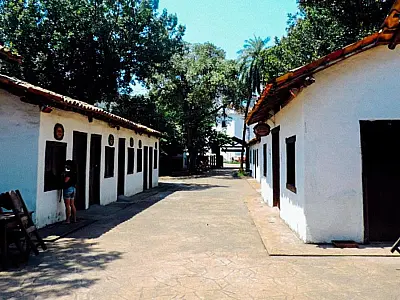 Vila de São Vicente recebe espetáculo teatral 'Katita e Juarez' e oficina musical