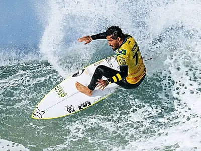 Surfe: Filipinho é tricampeão na África do Sul e carimba vaga em Paris