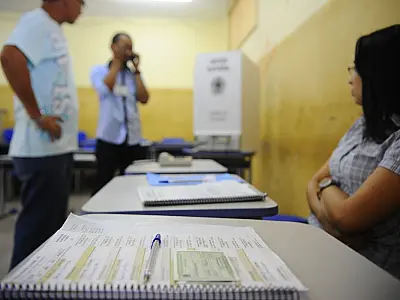 O que fazem os mesários durante o processo de votação