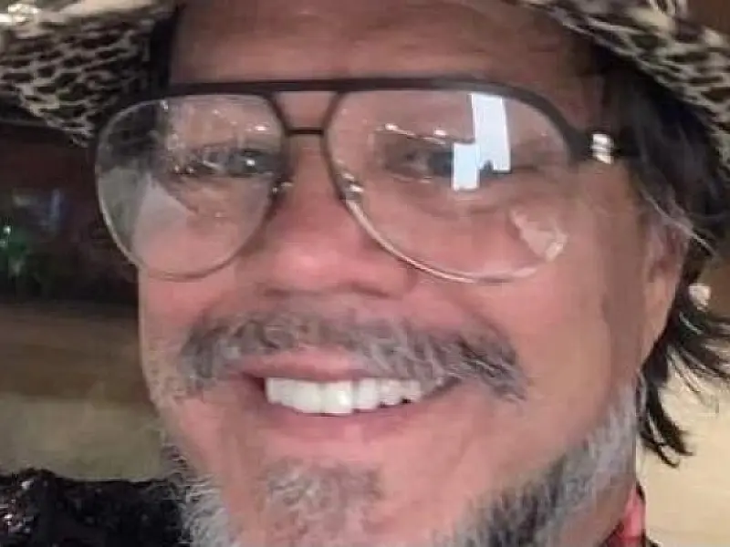Morre o cabeleireiro e DJ Chez Angelo, mais uma vítima fatal da Covid-19