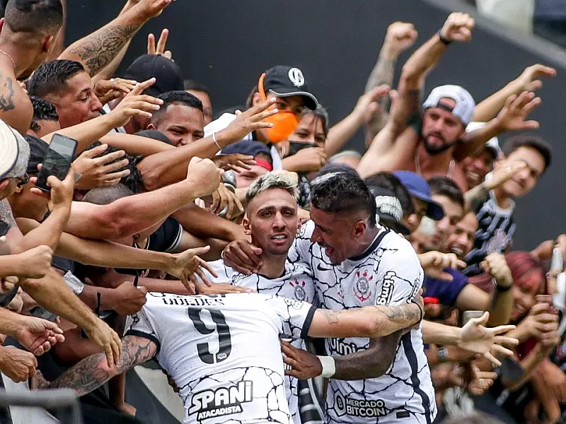 Corinthians vence Red Bull Bragantino como novo técnico assistindo