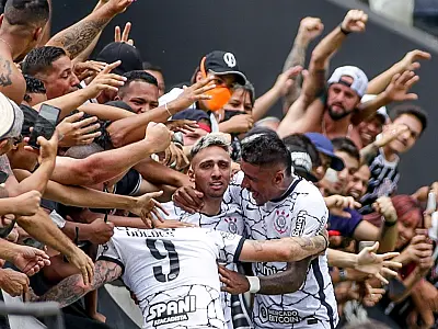 Corinthians vence Red Bull Bragantino como novo técnico assistindo