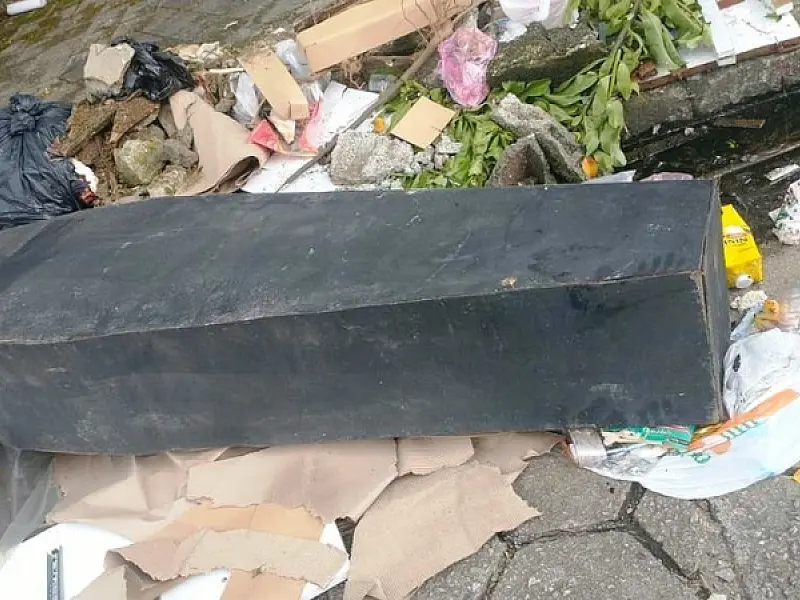 Caixão é deixado em praça na Vila Nova e intriga moradora