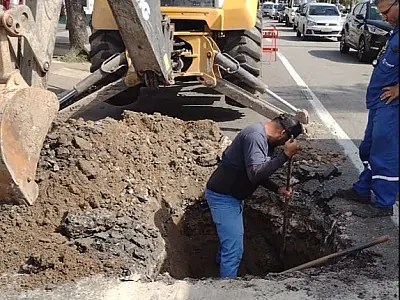 Prefeitura substitui tubo de drenagem na Avenida Puglisi, no Guarujá
