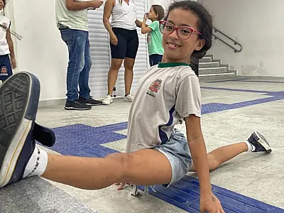 Alunos de escola municipal realizam apresentação circense na tarde de quinta-feira