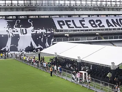 Fila para se despedir de Pelé tem 1 km e calor de 29ºC
