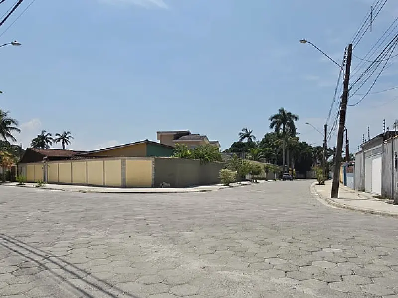 Três ruas do Guaiúba recebem pavimentação pela primeira vez
