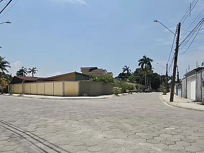 Três ruas do Guaiúba recebem pavimentação pela primeira vez