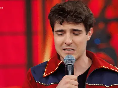 João Liberato chora no Domingão e recebe mensagem da mãe, Rose Miriam