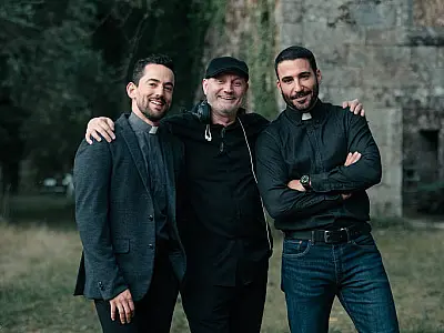 Miguel Angel Silvestre engrossa lista dos 'padres gatos' do audiovisual com série 'Os Enviados'