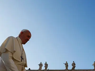 Papa faz visita a loja em Roma e ganha CD clássico