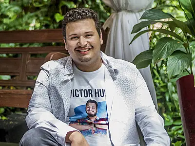 Victor Hugo celebra deixar top 10 de rejeição após eliminação de Laís