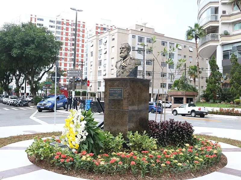 Com valor histórico, Praça Amigos da Marinha, em Santos, está de cara nova