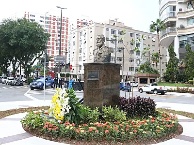 Com valor histórico, Praça Amigos da Marinha, em Santos, está de cara nova