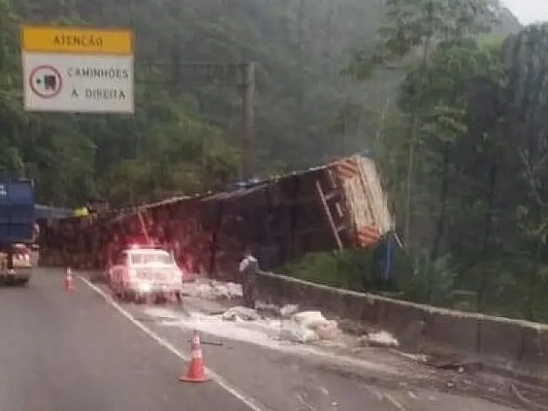 Caminhão carregado tomba na descida da Rodovia Anchieta e gera congestionamento