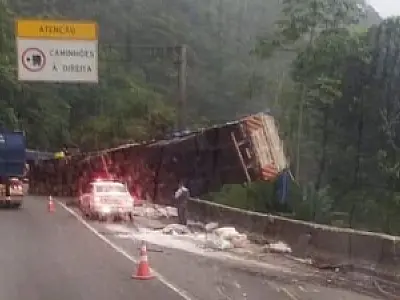 Caminhão carregado tomba na descida da Rodovia Anchieta e gera congestionamento