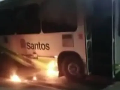 Criminosos incendeiam ônibus em Santos após morte de suposto líder de facção