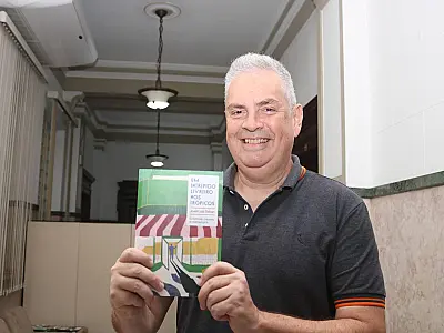Santista conta em obra autoral sobre os mais de 30 anos como livreiro