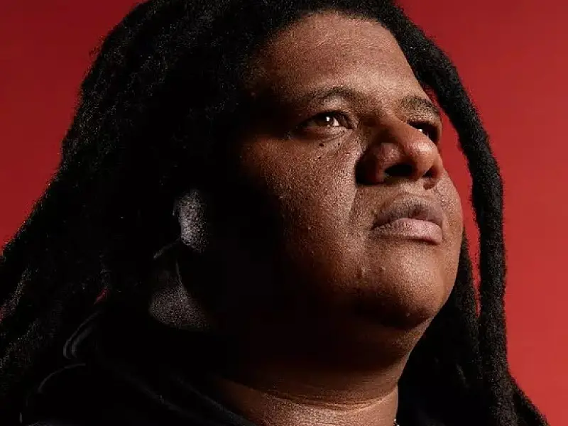 Destaque no Ponto de Equilíbrio, Kuky apresenta "Deixa a Vida Me Levar"