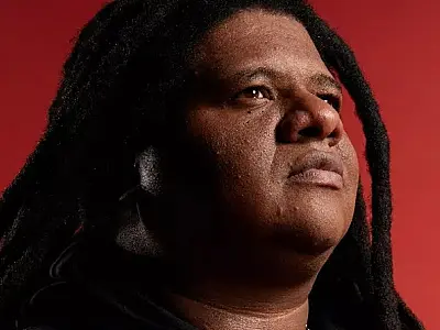 Destaque no Ponto de Equilíbrio, Kuky apresenta "Deixa a Vida Me Levar"