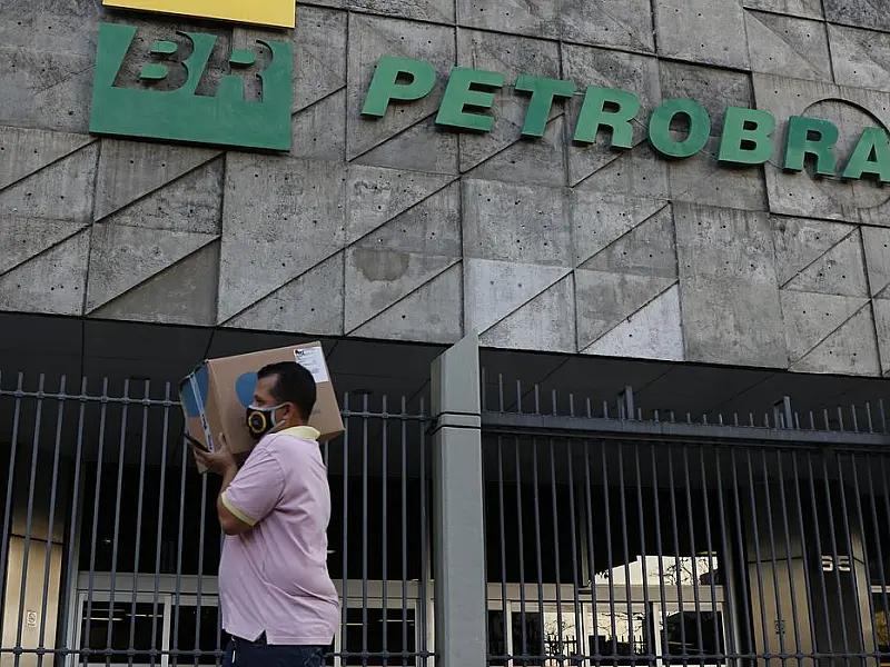 Petrobras reduz preço da gasolina em 4,66% para distribuidoras