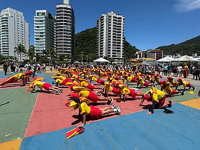 100 guarda-vidas reforçam a temporada de verão em Guarujá