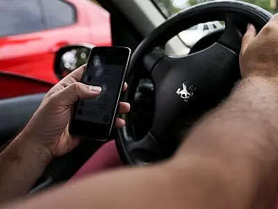 Associação alerta para riscos do celular ao volante