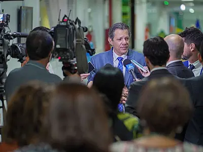 Taxa de juros do cartão de crédito vai "cair muito", diz Haddad