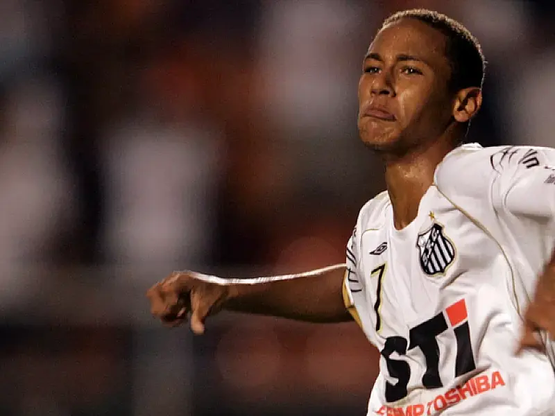 Neymar marcou seu primeiro gol pelo profissional há exatos 13 anos; relembre o momento