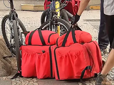 Menores de idade trabalham como entregadores em aplicativos