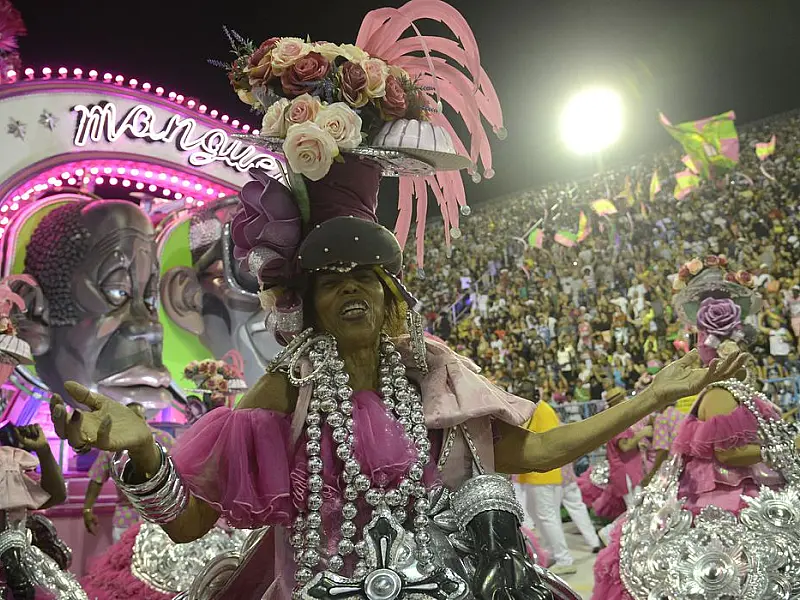 Mangueira faz 95 anos e lança título do enredo em homenagem a Alcione