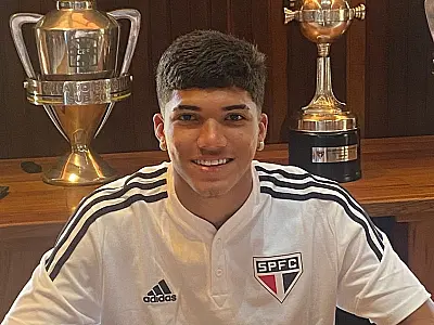 Atacante de 17 anos, William Gomes assina primeiro contrato profissional com o São Paulo