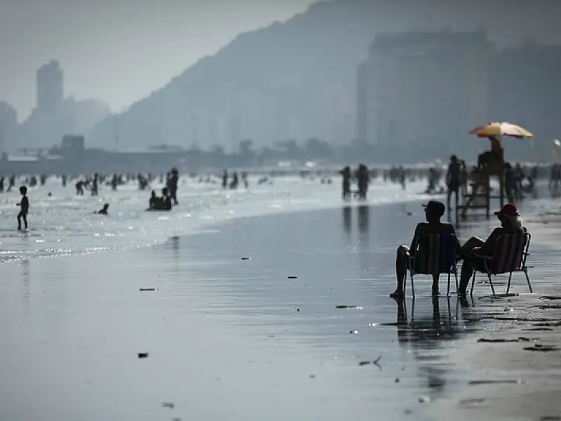 Litoral tem ressaca no mar, ondas de até 3 metros e temperatura de quase 40ºC