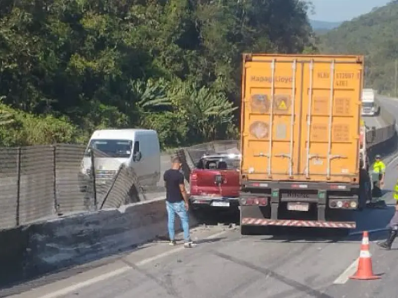 Carro é esmagado por caminhão em rodovia de Guarujá