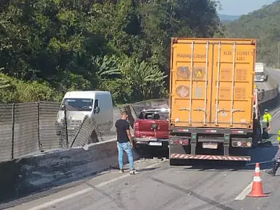 Carro é esmagado por caminhão em rodovia de Guarujá