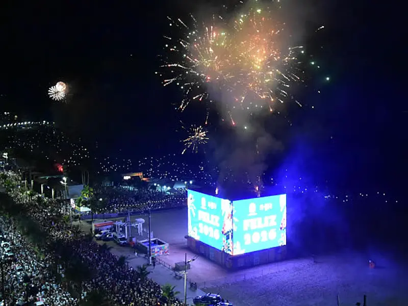 Cerca de 2 milhões de pessoas curtem show de fogos na chegada de 2026 em Praia Grande/SP