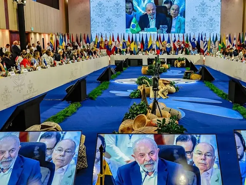 "Somos uma região de paz e queremos continuar assim", diz Lula na IV Cúpula da Celac-UE