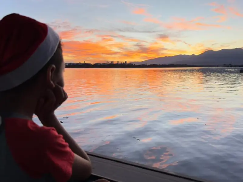 Natal nas Casas Flutuantes encanta Cubatão com chegada de Papai Noel pelo Rio Casqueiro