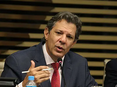 Haddad indica que irá demitir servidor que devassou dados de desafetos de Bolsonaro
