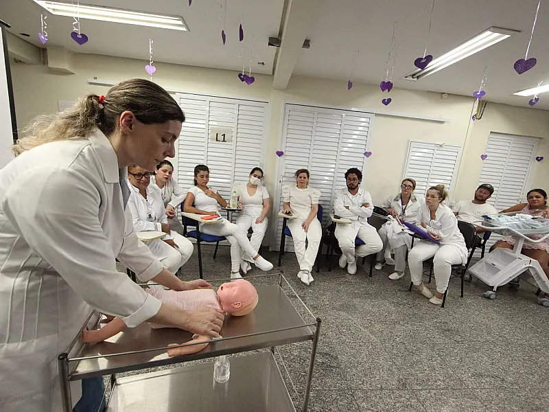 Oficina em Santos ensina técnicas de massagem para bebês a mães e profissionais de saúde